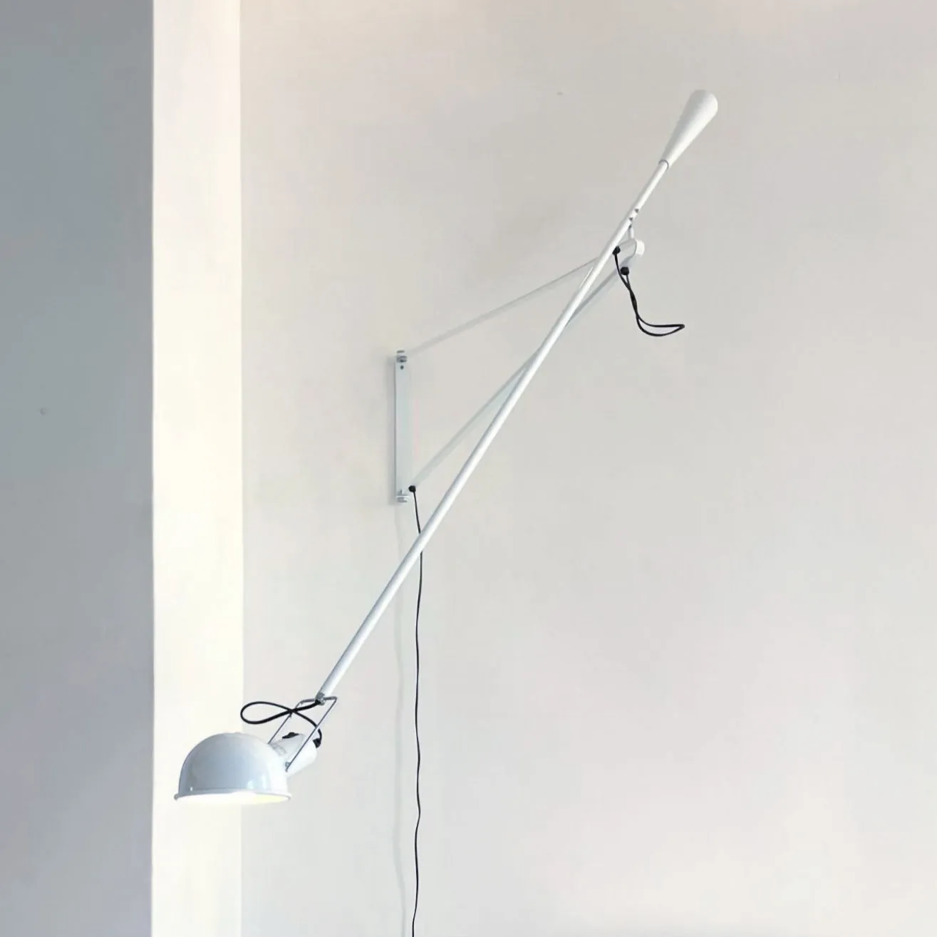 Crescendo Long Arm Wall Light